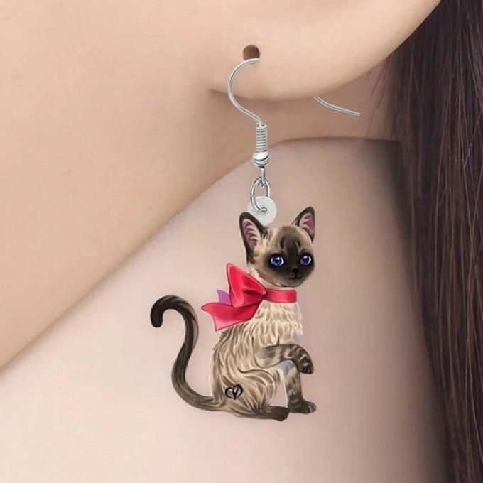 Boucles d'oreille chat au noeud rouge.